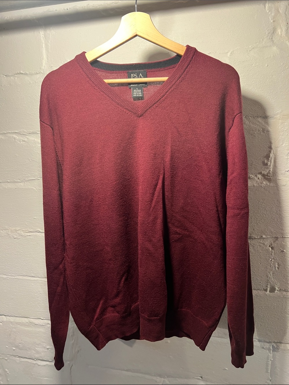Men’s merino wool burgundy v-neck large